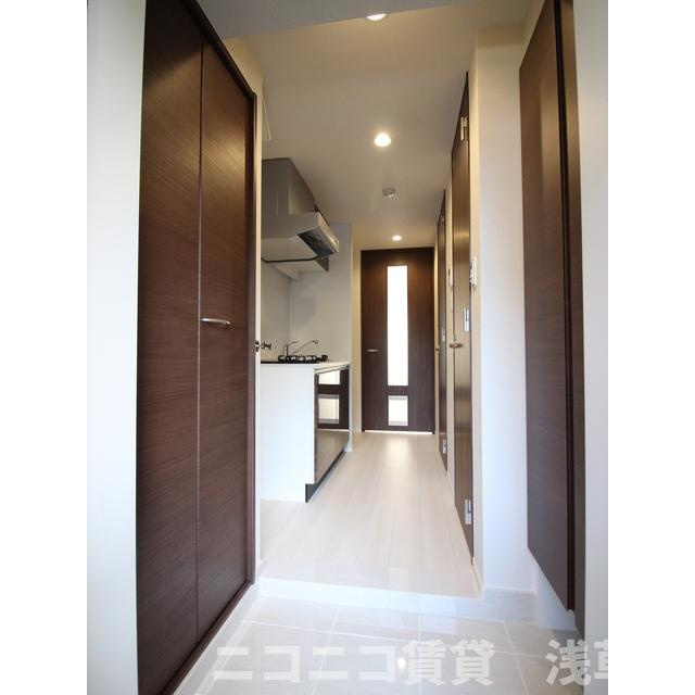 プレール・ドゥーク浅草Ⅳの玄関