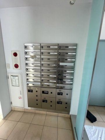 ポストと小さいですが宅配ボックスあります。
