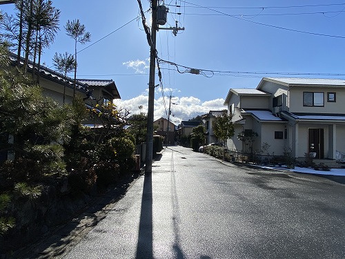 静市市原町 中古戸建の前面道路含む現地写真