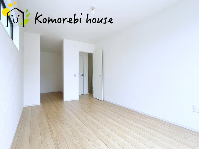 さいたま市西区中野林　３期　新築一戸建て　KEIAI GRACE　01の寝室|広くて明るい寝室
