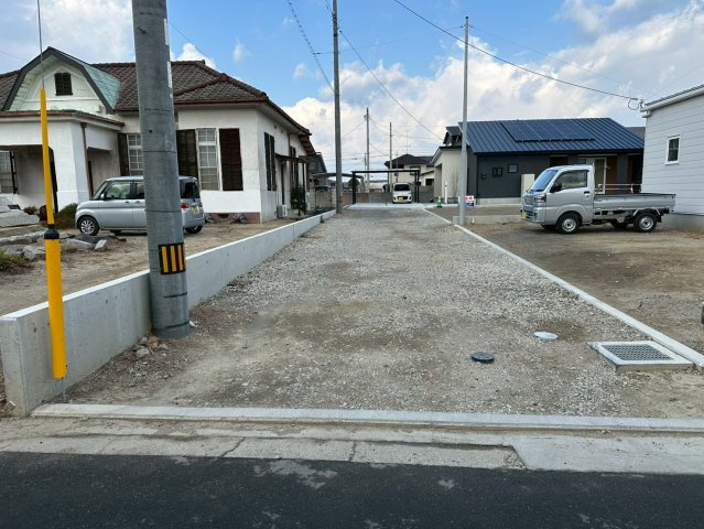 垣生1丁目　売土地の前面道路含む現地写真