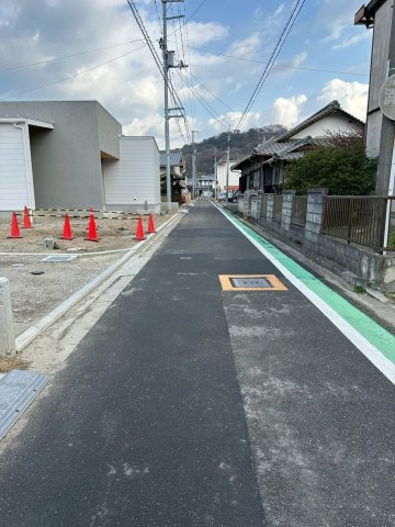 垣生1丁目　売土地の前面道路含む現地写真