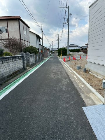 垣生1丁目　売土地の前面道路含む現地写真
