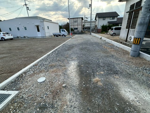 垣生1丁目　売土地の前面道路含む現地写真