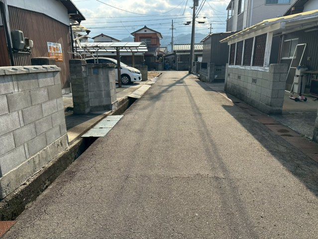 松神子4丁目　中古戸建の前面道路含む現地写真