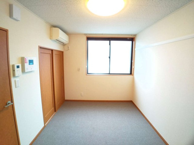 【居間・リビング】 | レオパレスカサブランカⅡ | ワイドな窓にて明るいお部屋