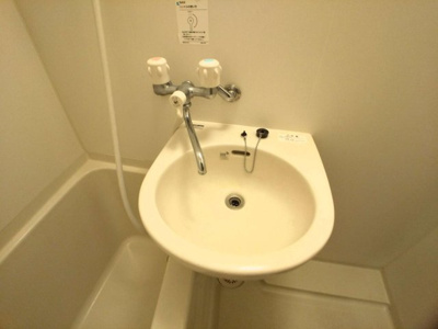 【洗面所】 | レオパレスカサブランカⅡ | 鏡を備え　準備のしやすい洗面台