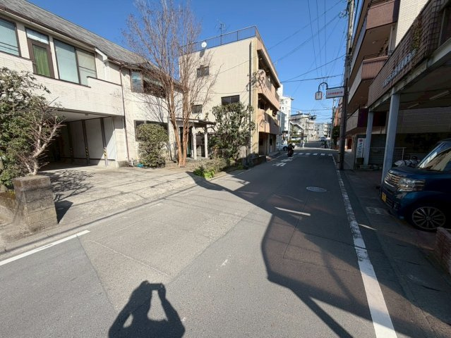 長田町　中古戸建ての前面道路含む現地写真|前面道路は鹿児島市道（幅員6.4ｍ）です。