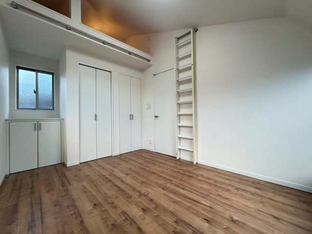 中野区中野1丁目　中古戸建の洋室|収納スペースやお子様のプレイスペースなど、多目的に活用できるロフトを配置！

現地ご見学希望・資料請求などお気軽にお問い合わせ下さい！
03-5990-5201