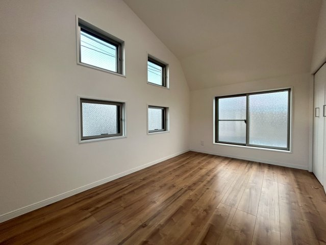 中野区中野1丁目　中古戸建の洋室|2面採光のため、通風や採光性を高めてくれます。明るく開放的で快適な居住空間を実現！

現地ご見学希望・資料請求などお気軽にお問い合わせ下さい！
03-5990-5201