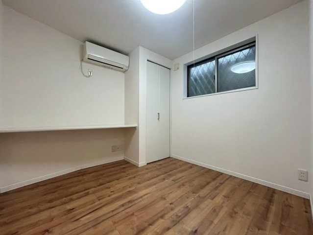 中野区中野1丁目　中古戸建の洋室|高い位置に窓があるため、机やベッドなど家具のレイアウトがしやすいお部屋です。

現地ご見学希望・資料請求などお気軽にお問い合わせ下さい！
03-5990-5201