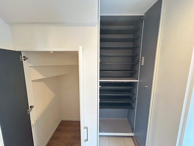 中野区中野1丁目　中古戸建の収納|玄関横にはシューズボックスがついているため、片付いた玄関がキープできます！

現地ご見学希望・資料請求などお気軽にお問い合わせ下さい！
03-5990-5201