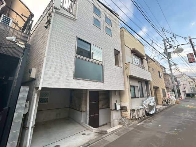 中野区中野1丁目　中古戸建の外観|お車を所有の方にも安心のビルトインガレージ付き！

現地ご見学希望・資料請求などお気軽にお問い合わせ下さい！
03-5990-5201