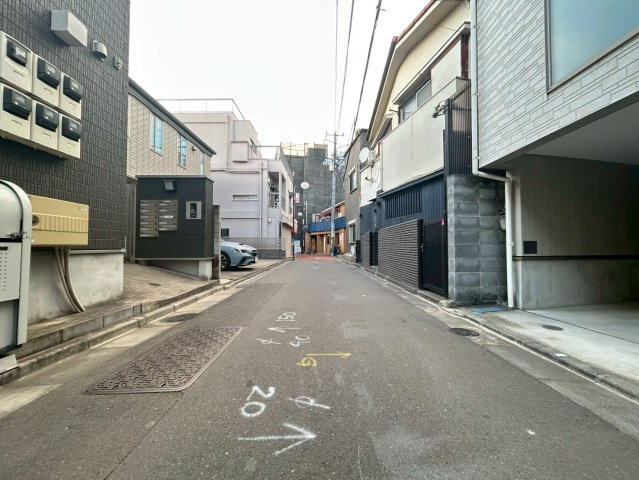 中野区中野1丁目　中古戸建の前面道路含む現地写真|都市機能と自然が融合した価値ある住環境。

現地ご見学希望・資料請求などお気軽にお問い合わせ下さい！
03-5990-5201