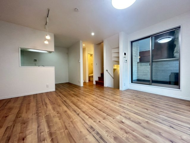 中野区中野1丁目　中古戸建の居間・リビング|床暖房付き！足元からポカポカと空間全体に暖かさが広がります。

現地ご見学希望・資料請求などお気軽にお問い合わせ下さい！
03-5990-5201