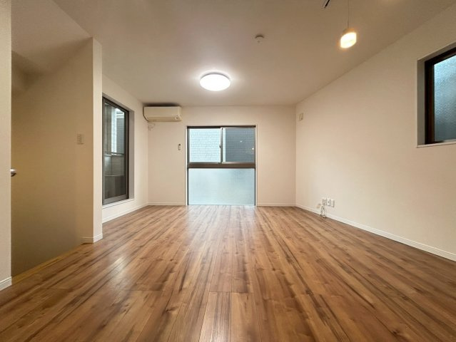 中野区中野1丁目　中古戸建の居間・リビング|南向きの窓から、お日様の光をたっぷり取りこめるリビングでゆったりと過ごせます。

現地ご見学希望・資料請求などお気軽にお問い合わせ下さい！
03-5990-5201