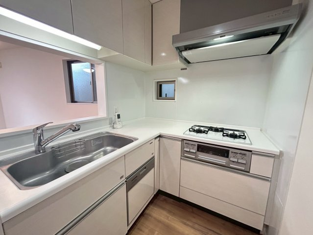 中野区中野1丁目　中古戸建のキッチン|使いやすいＬ字型のキッチン！移動距離が少ないのがポイント。

現地ご見学希望・資料請求などお気軽にお問い合わせ下さい！
03-5990-5201