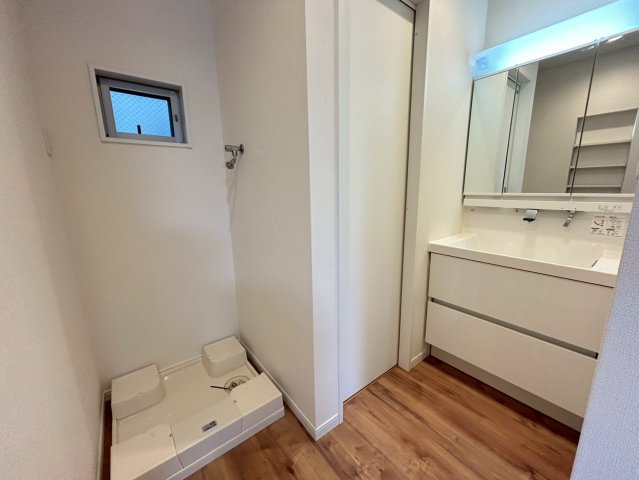 中野区中野1丁目　中古戸建の独立洗面台|洗面台横の窓からは光が差し込み、明るく通気性の良い空間です！

現地ご見学希望・資料請求などお気軽にお問い合わせ下さい！
03-5990-5201