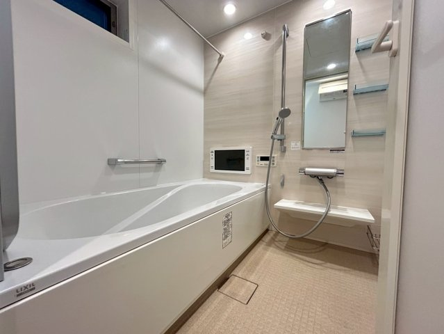 中野区中野1丁目　中古戸建の浴室|追い焚き機能付きのため、帰りが遅くなった日にも温かい湯船に浸かって疲れを癒すことができます。

現地ご見学希望・資料請求などお気軽にお問い合わせ下さい！
03-5990-5201