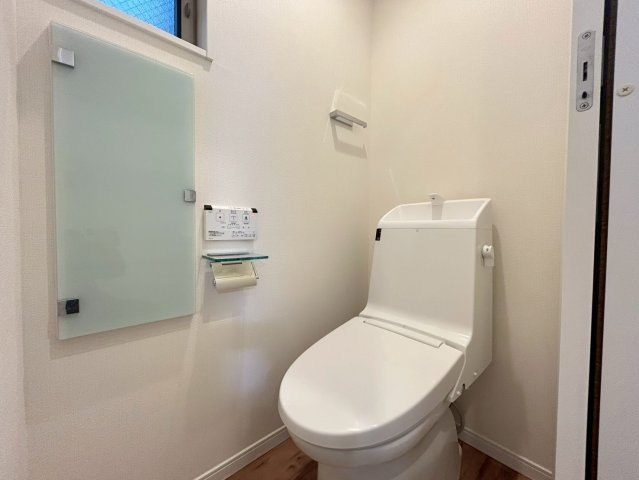 中野区中野1丁目　中古戸建のトイレ|明るく清潔感が溢れるトイレ。落ち着いた空間で安らぎのひとときをお過ごし頂けます。

現地ご見学希望・資料請求などお気軽にお問い合わせ下さい！
03-5990-5201