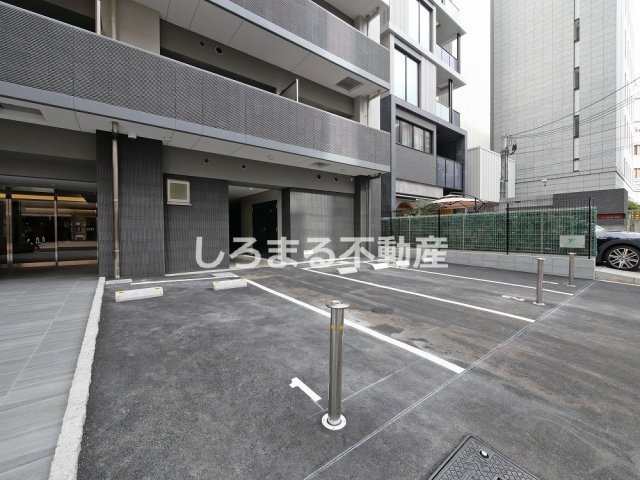 コンフォリア・リヴ淡路町一丁目の駐車場