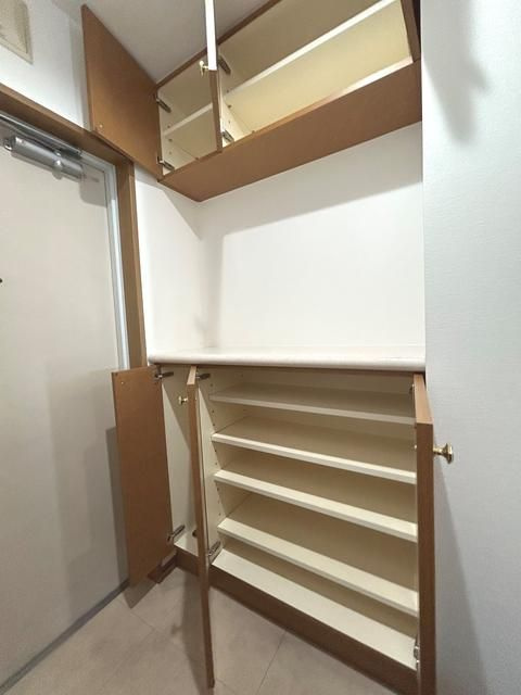 リーベスト西千葉の玄関