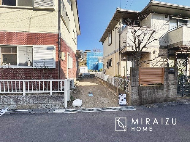 【前面道路含む現地写真】 | 暮らしやすさを考えたプランで快適な現地ロケーションを実現。安らぎに満たされる、ゆとりのある日々を過ごせます♪