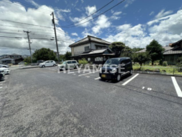 デ・クメール新大村駅前の駐車場
