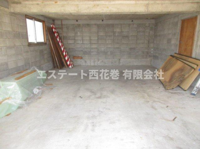 TY好地の駐車場|車庫内は2台駐車可能です。自動シャッター付き！