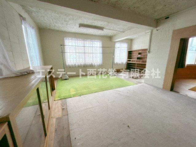 TY好地の設備|かなり広めの作業場。前入居していた方は洗濯物を干す場所にも利用していたようです。