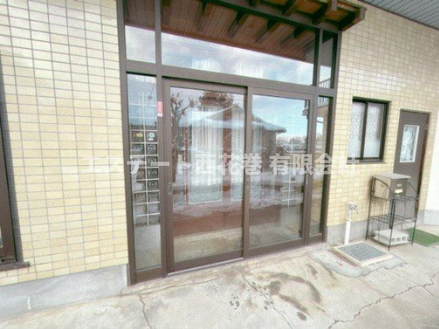 TY好地のエントランス|玄関前に風除室あり