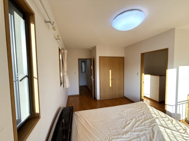 岡山市北区小山 中古住宅の玄関|◆別角度からの2階南西側洋室8.7畳の様子です。