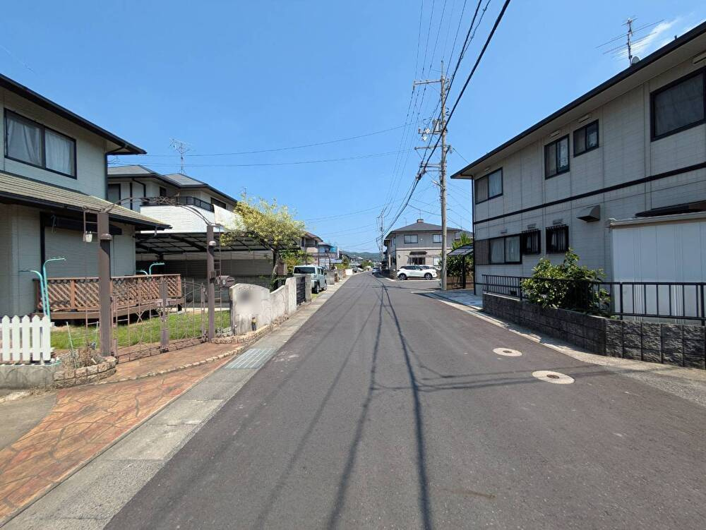 岡山市北区小山 中古住宅の前面道路含む現地写真|◆南側前面道路は幅員6ｍとゆったりしています。