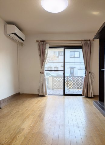 岡山市北区小山 中古住宅の居間・リビング|◆リビングダイニングは南に面しており日当たりの良いお部屋です。