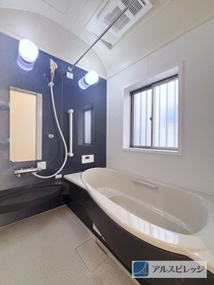 中古/朝霞市本町１丁目の浴室|脚を伸ばして広々使えるお風呂です。
優雅なバスタイムを過ごせます。