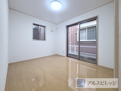 中古/朝霞市本町１丁目の洋室|１階のサービスルーム。
掃き出し窓から暖かい光が入り込みます