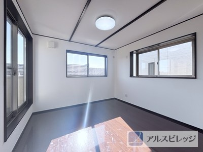 中古/朝霞市本町１丁目の洋室|反射して窓が移るほど綺麗なフローリングです。