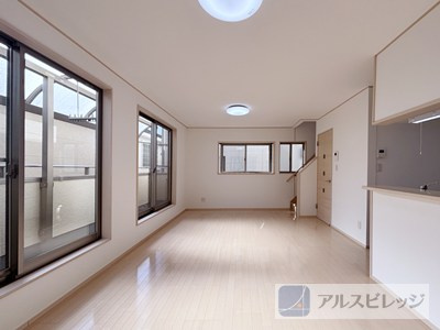 中古/朝霞市本町１丁目の居間・リビング|光沢のある綺麗なフローリングです
