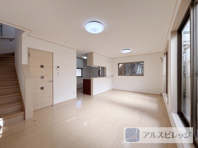 中古/朝霞市本町１丁目の居間・リビング|対面キッチンから室内を見渡すことができ、リビングイン階段で家族と対面する機会も増える、あたたかな間取りです。