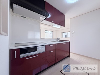 中古/朝霞市本町１丁目のキッチン|綺麗なキッチンです。
IHクッキングヒーターは調理後のお掃除がとっても楽で効率よく家事ができます。