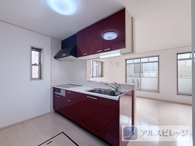 中古/朝霞市本町１丁目のキッチン|カウンター部分に小物や出来上がったお料理を並べられます