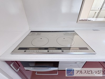 中古/朝霞市本町１丁目のキッチン|同時に３口使えます。
火を使わないIHクッキングヒーターは火災予防、地震対策の観点からも安心で機能的です。