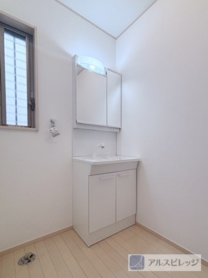 中古/朝霞市本町１丁目の独立洗面台|ワイドに使える洗面化粧台。
日々の身だしなみはもちろん、上靴を洗ったり、汚れの強いものを別で洗ったりすることもできます。