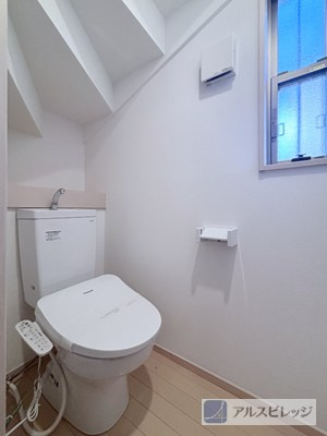 中古/朝霞市本町１丁目のトイレ|タンク背後の棚が便利です。
