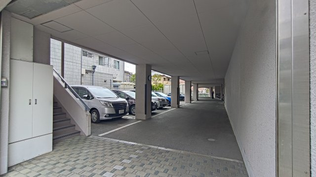 レマンソデカスガの駐車場