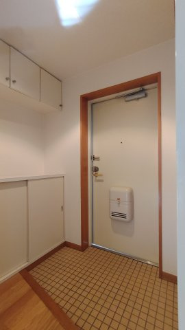 レマンソデカスガの玄関