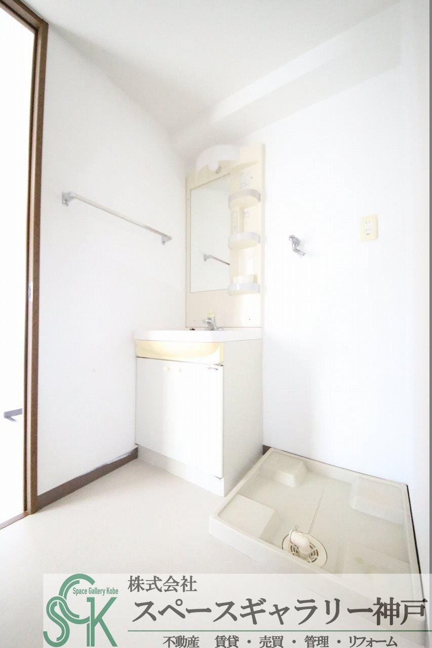 ルームズ学園北町の洗面所|※お部屋により仕様が異なる場合があります。