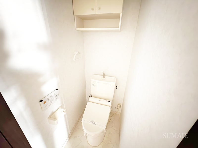 山一東尾久ステーツのトイレ|洗浄便座付き、収納のあるトイレです☆