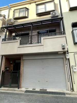 【外観】 | 鶴見区鶴見５丁目中古戸建 | 鶴見小学校徒歩3分、緑中学校は徒歩6分。お子様の通学も安心の立地。
徒歩5分圏内にスーパーが複数あり、イオンモールも近いので日々のお買い物がとっても便利です。