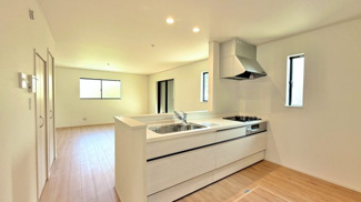 【キッチン】 | 保育園６分　幼稚園２分　スーパー４分　宮久保　E号棟 | 「開放感ある対面式キッチンが魅力」施工例